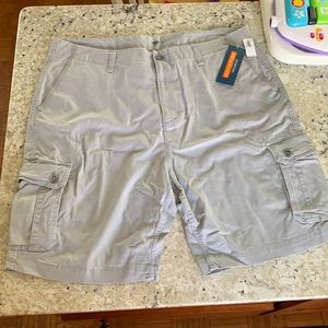 -New- Men’s Old Navy Cargo Shorts, size 42 long